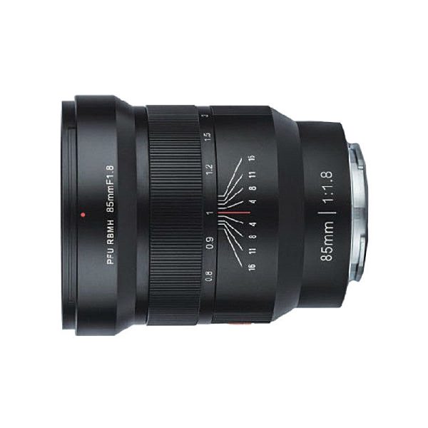 Viltrox MF 85mm f/1.8 PFU RBMH - Sony + URTH KIT (UV Plus+) -objektiivi on esillä kyljellään, ja siinä korostuvat tarkennus- ja aukkomerkinnät, kuvioitu tarkennusrengas ja hopeinen objektiivikiinnike.