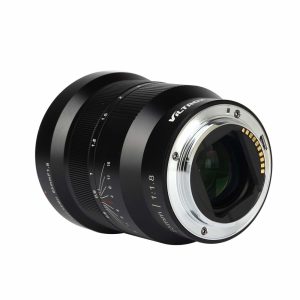 Viltrox MF 85mm f/1.8 PFU RBMH -objektiivi Sonylle URTH KIT:stä (UV Plus+), mustana, elektronisilla koskettimilla ja manuaalisen tarkennuksen merkinnöillä varustettuna, kulma käännettynä niin, että sen lasielementit ja metallinen kiinnitys tulevat esiin.