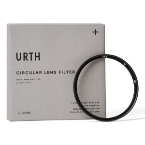 Viltrox MF 85mm f/1.8 PFU RBMH - Sony + URTH KIT (UV Plus+) -objektiivin musta pyöreä linssisuodatin lepää harmaata Urth-laatikkoa vasten, jossa on englannin-, espanjan- ja japaninkieliset merkinnät ja jossa on minimalistinen, moderni muotoilu.