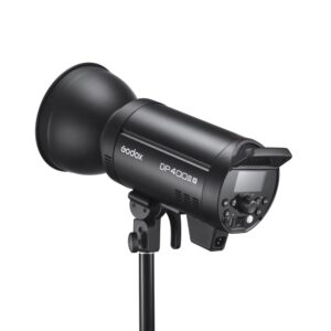 Musta Godox DP400III-V -studiostroboskooppivalaisin on asennettu valotelineeseen, ja sen ohjauspaneeli, säätönupit ja digitaalinen näyttö näkyvät valkoista taustaa vasten.