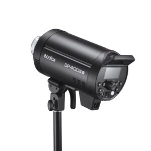 Musta Godox DP400III-V -studiostroboskooppivalaisin on asennettu jalustalle, ja sen sivussa on ohjauspaneeli, näyttö, painikkeet ja Godoxin logo.