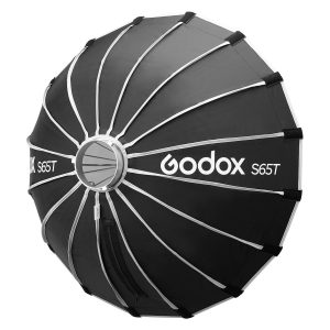 Musta, pyöreä Godox Multifunctional Softbox S65T valokuvauksen valaistukseen on esitetty sivulta, ja siinä on näkyvät hopeiset tukitangot ja kankaaseen painettu Godoxin logo.