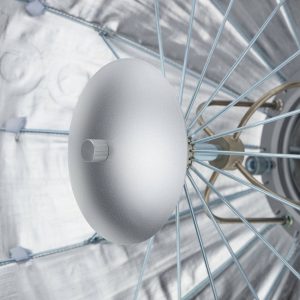 Lähikuva Godoxin alumiinilevystä monitoimisoftboxille S65T/S85T/S120T, jossa korostuu hopeinen sisäpuoli, jossa on metalliset kehät, jotka lähtevät säteittäisesti keskustasta ja kuvioitu nuppi keskellä.