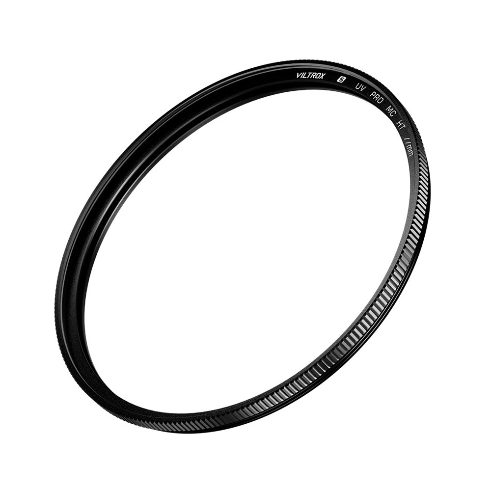 1707312927_772 Musta pyöreä Viltrox Ultra Slim MC UV / Protection Filter 77mm -suojasuodin, jossa on harjattu reunat ja "Viltrox UV Pro MC" teksti reunassa, joka näkyy valkoisella pohjalla.