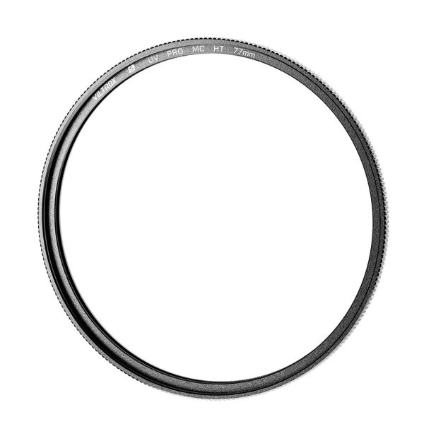 Viltrox Ultra Slim MC UV / Protection Filter 77mm -suojasuodin mustana, jossa on hienot reunaharjut ja läpinäkyvä keskus, on kuvattu valkoisella pohjalla.