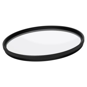 Lähikuva Viltrox Ultra Slim MC UV / Protection Filter 82mm -suojasuodin, jossa on pyöreä, kirkas linssi ja musta harjattu metallikehys, katsottuna kulmasta valkoisella taustalla.