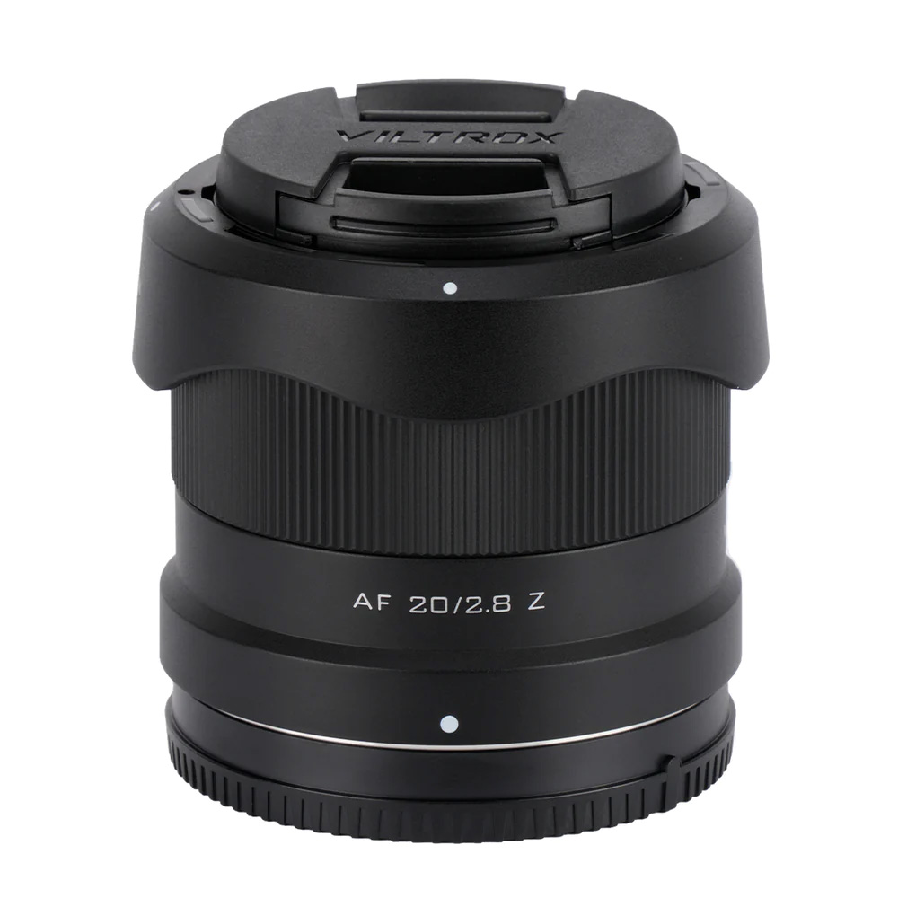 Musta Viltrox AF 20mm f/2.8 -objektiivi, Nikon Z -objektiivi, jossa on objektiivin suojus, näkyy valkoista taustaa vasten.