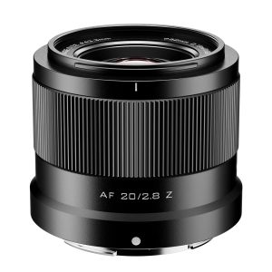 Viltrox AF 20mm f/2.8 -objektiivi (Nikon Z), jonka etupuolella on musta kuvioitu tarkennusrengas ja valkoinen "AF 20/2.8 Z"-teksti valkoista taustaa vasten.