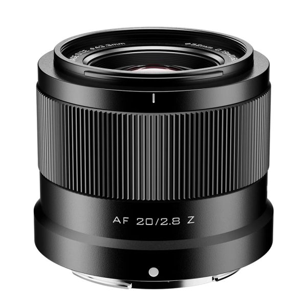 Viltrox AF 20mm f/2.8 -objektiivi (Nikon Z), jonka etupuolella on musta kuvioitu tarkennusrengas ja valkoinen "AF 20/2.8 Z"-teksti valkoista taustaa vasten.