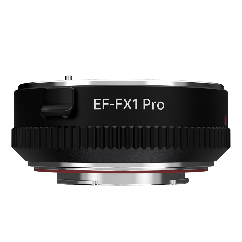 Lähikuva Viltrox EF-FX1 PRO Autofocus Adapterista, jossa on musta kuvioitu kahva ja metalliset reunat, ja jossa on etiketti näkyvissä valkoista taustaa vasten.