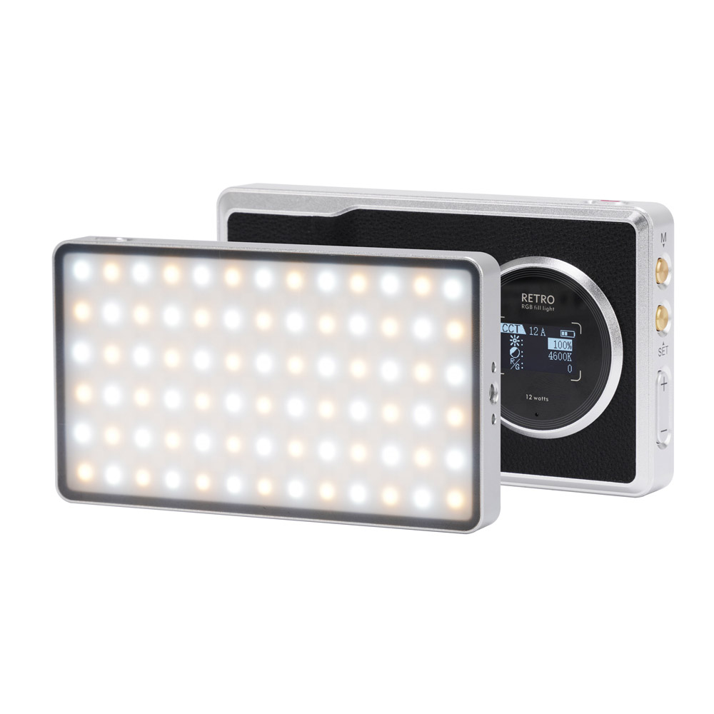 Esillä on Viltrox Retro 12X RGB Pocket LED -valaisin, jossa on kirkkaat LEDit toisella puolella ja digitaalinen näyttö ohjauspainikkeilla toisella puolella.