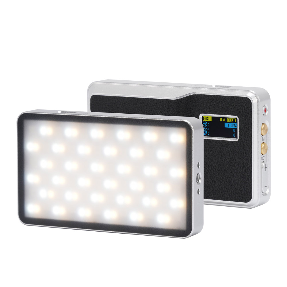 Kaksi Viltrox Retro 08X RGB Pocket LED -valaisinta - yksi kirkkailla LED-valoilla eteenpäin, toisessa pieni näyttö ja sivussa olevat ohjauspainikkeet.