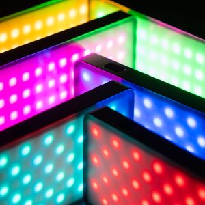 Viltrox Retro 08X RGB Pocket LED-valo näyttää elinvoimaisia punaisia, sinisiä, vihreitä, keltaisia ja vaaleanpunaisia kuvioita geometrisissa riveissä tummaa taustaa vasten.