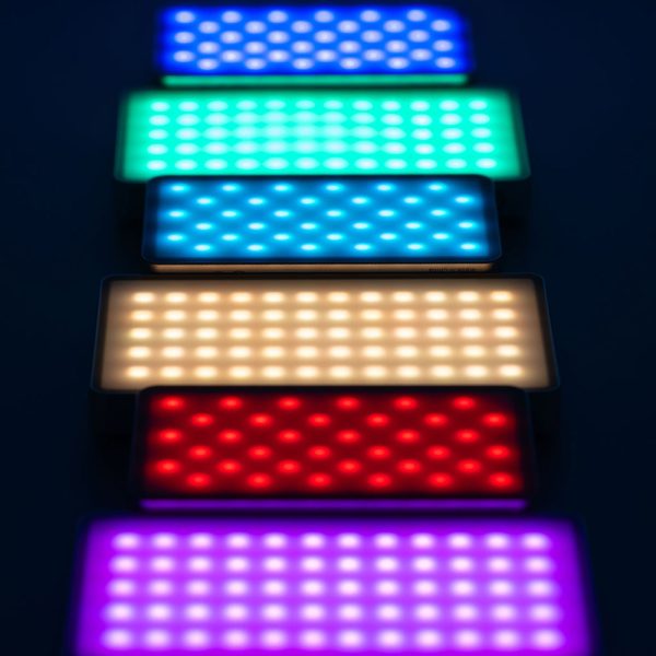 Viisi Viltrox Retro 08X RGB Pocket LED -valoa on pinottu pystysuoraan, ja jokainen hehkuu ainutlaatuista väriä - sinistä, vihreää, keltaista, punaista ja violettia ylhäältä alaspäin - ja jokaisessa paneelissa on kirkkaiden pisteiden ruudukko.