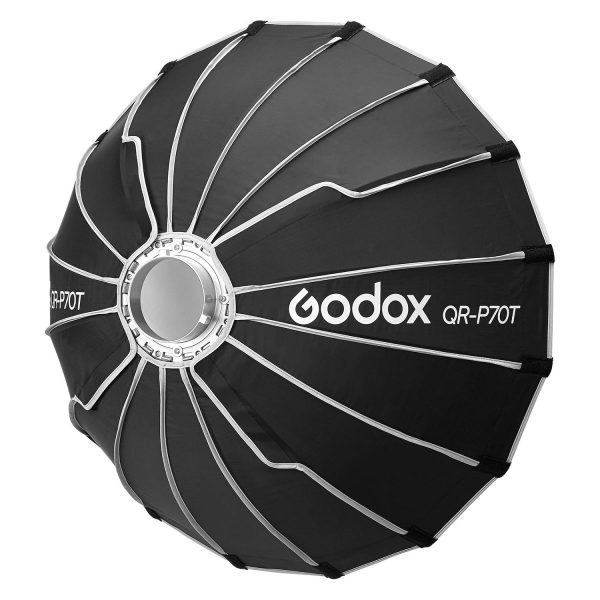 Musta Godox Quick Release Parabolic Softbox For livestreaming QR-P70T, jossa on hopeiset sisäkylkiluut ja pyöreä kiinnitysrengas, on kuvassa etupuolella, ja softboxiin on painettu tuotemerkki ja malli valkoisella.