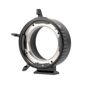 Viltrox PL - GFX Adapter on metallinen kameran objektiivisovitin, jossa on pyöreä aukko, kaksi ulkonevaa vipua ja litteä kiinnitysalusta valkoisella pohjalla.
