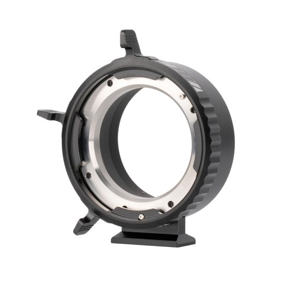Viltrox PL - GFX Adapter on metallinen kameran objektiivisovitin, jossa on pyöreä aukko, kaksi ulkonevaa vipua ja litteä kiinnitysalusta valkoisella pohjalla.