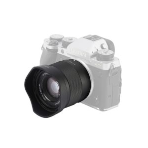 Viltrox AF 56mm f/1.7 -objektiivi, Fuji X, jossa on vastavalosuoja, on asennettu puoliksi läpinäkyvään harmaaseen Fujifilm X-T5 -kameran runkoon, eristettynä valkoista taustaa vasten.