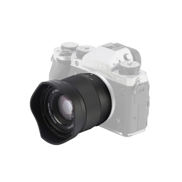 Viltrox AF 56mm f/1.7 -objektiivi, Fuji X, jossa on vastavalosuoja, on asennettu puoliksi läpinäkyvään harmaaseen Fujifilm X-T5 -kameran runkoon, eristettynä valkoista taustaa vasten.