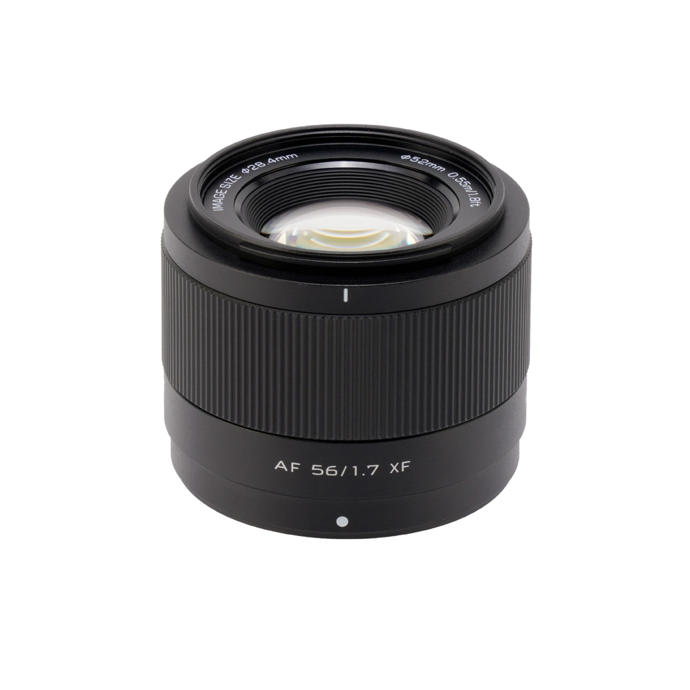 Viltrox AF 56mm f/1.7 -objektiivi, Fuji X -objektiivi seisoo pystyasennossa valkoisella taustalla, ja siinä on musta runko, jossa on uurrettu tarkennusrengas ja näkyvät lasielementit päällä.