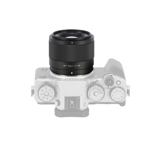 Viltrox AF 56mm f/1.7 -objektiivi, Fuji X -objektiivi on asennettu harmaasävyiseen peilittömän kameran runkoon ylhäältä katsottuna.