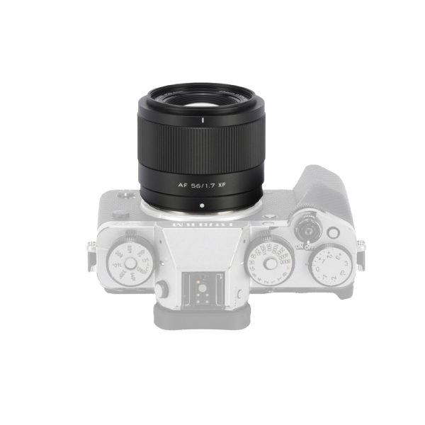 Viltrox AF 56mm f/1.7 -objektiivi, Fuji X -objektiivi on asennettu harmaasävyiseen peilittömän kameran runkoon ylhäältä katsottuna.