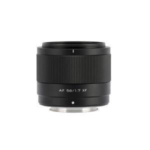 Viltrox AF 56mm f/1.7 -objektiivi, Fuji X näkyy pystyssä valkoisella taustalla, ja sen tarkennusrengas ja metallinen objektiivin kiinnitys ovat näkyvissä.