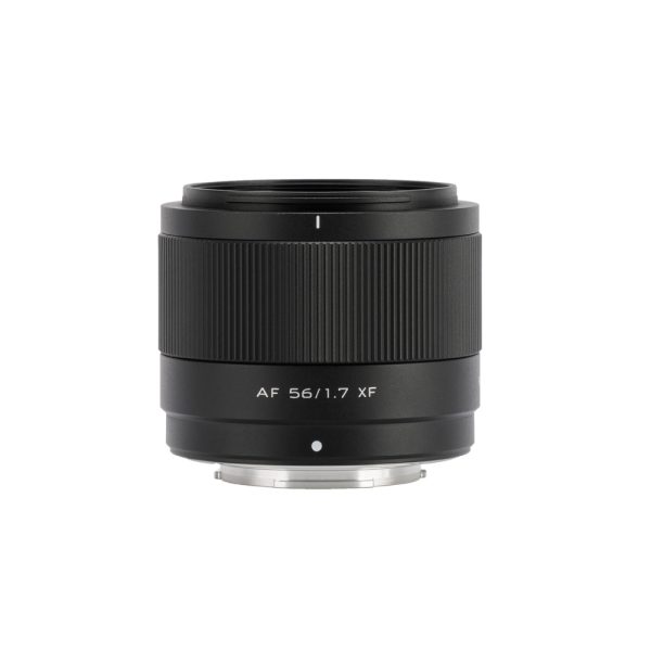 Viltrox AF 56mm f/1.7 -objektiivi, Fuji X näkyy pystyssä valkoisella taustalla, ja sen tarkennusrengas ja metallinen objektiivin kiinnitys ovat näkyvissä.