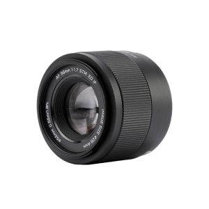 Viltrox AF 56mm f/1.7 -objektiivi, Fuji X on musta kameraobjektiivi (kuvakoko: 35mm Ø52mm), jonka etupuolella on AF 56mm 1:1.7 STM ED IF -merkintä valkoista taustaa vasten.