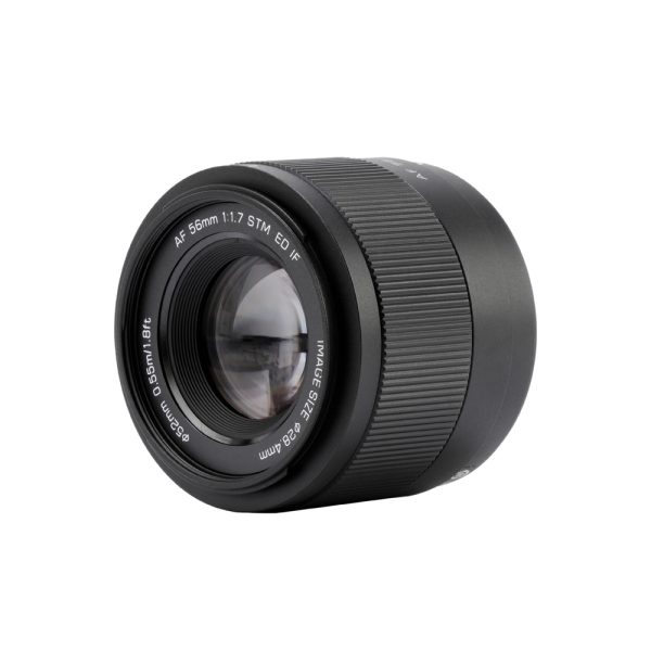 Viltrox AF 56mm f/1.7 -objektiivi, Fuji X on musta kameraobjektiivi (kuvakoko: 35mm Ø52mm), jonka etupuolella on AF 56mm 1:1.7 STM ED IF -merkintä valkoista taustaa vasten.