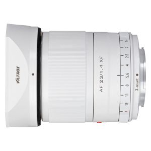 Viltrox AF 23mm f/1.4 -objektiivi, Fuji X (Limited Edition White), on esillä kyljellään, jossa näkyy tarkennusrengas, aukon merkinnät ja Fuji X -kiinnitysmerkintä.
