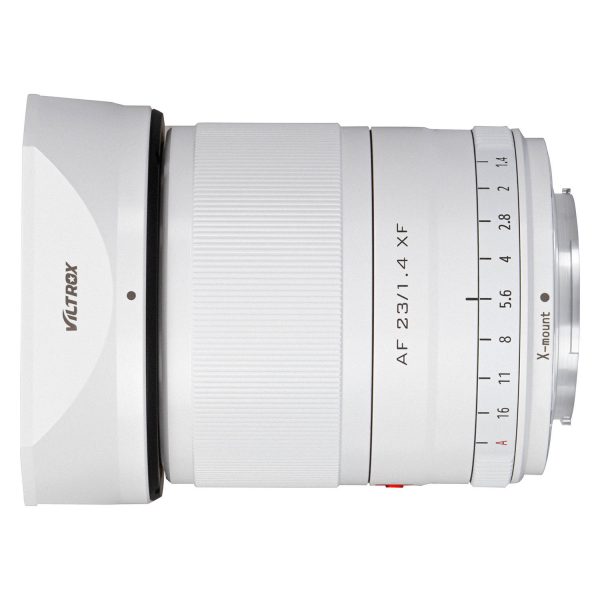 Viltrox AF 23mm f/1.4 -objektiivi, Fuji X (Limited Edition White), on esillä kyljellään, jossa näkyy tarkennusrengas, aukon merkinnät ja Fuji X -kiinnitysmerkintä.