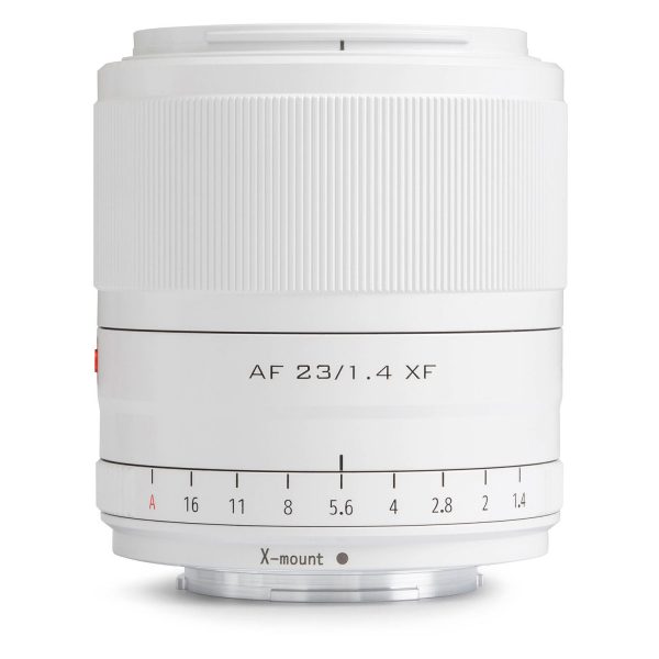 Viltrox AF 23mm f/1.4 -objektiivi, Fuji X (Limited Edition White) sisältää uurretun tarkennusrenkaan, aukkomerkinnät f/1.4:stä f/16:een ja X-mount-jalustan.