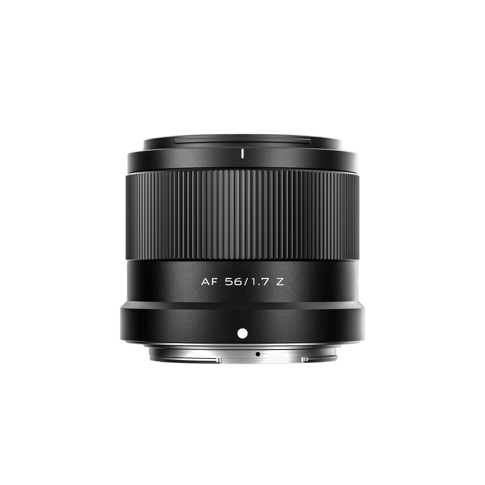 Viltrox AF 56mm f/1.7 -objektiivi Nikon Z -objektiivissa on musta tynnyri, jossa on uurrettu tarkennusrengas ja valkoinen AF 56/1.7 Z -teksti valkoisella pohjalla.