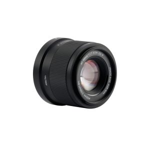 Viltrox AF 56mm f/1.7 -objektiivi Nikon Z -objektiivissa on musta muotoilu, jossa on valkoinen teksti etureunassa, näkyvät tarkennus- ja zoomausrenkaat sekä heijastavat lasielementit, jotka näkyvät valkoista taustaa vasten.