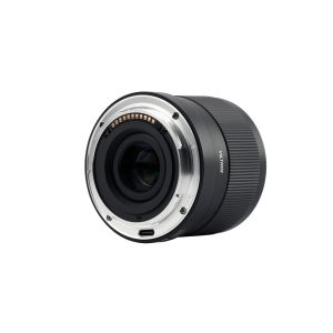 Lähikuva Nikon Z:lle tarkoitetusta Viltrox AF 56mm f/1.7 -objektiivista, joka seisoo pystyasennossa valkoisella pohjalla ja jossa näkyy metallinen objektiivin kiinnitys, elektroniset koskettimet ja VILTROX-brändi sivulla.