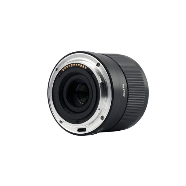 Lähikuva Nikon Z:lle tarkoitetusta Viltrox AF 56mm f/1.7 -objektiivista, joka seisoo pystyasennossa valkoisella pohjalla ja jossa näkyy metallinen objektiivin kiinnitys, elektroniset koskettimet ja VILTROX-brändi sivulla.