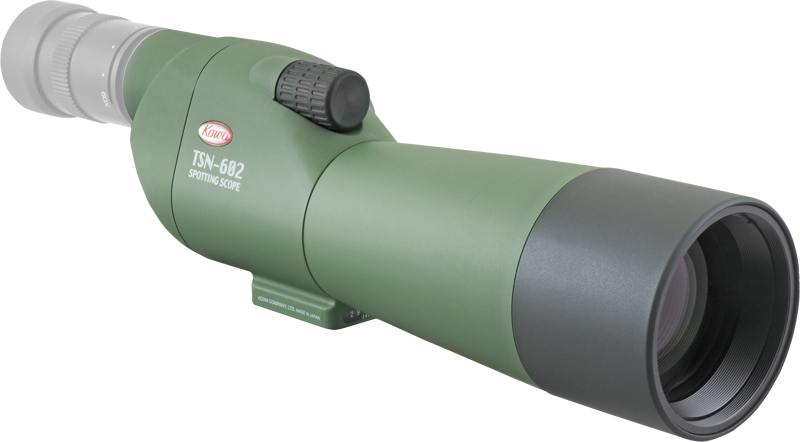 Vihreä KOWA Spottingscope TSN-602 -kaukoputki, jossa on suuri linssi, kulmikas okulaari ja tarkennusnuppi, näkyy valkoisella pohjalla.