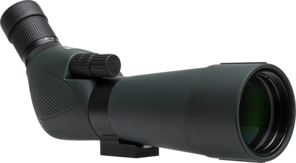 Focus Outdoor 20-60x60 + WF3950 kolmijalka on musta, vaaleanharmaalla pohjalla näkyvä kulmakaukoputki, jossa on kuvioitu kahva, säätönuppi ja suuri objektiivi.