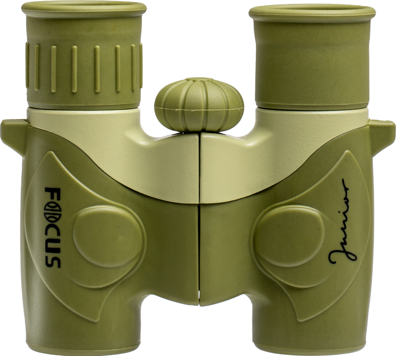Focus Junior 6x21 Green -kiikarissa on oliivinvihreä ja beige muotoilu, jossa on kuvioitu kahva, keskellä oleva tarkennusnuppi ja sivuille painetut "FOCUS" ja "Junior". Kuvassa valkoista taustaa vasten.