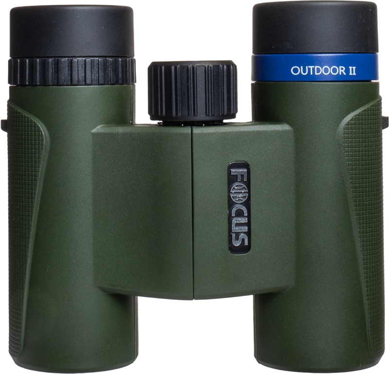 Focus Outdoor II 8x25 -kiikari on vihreä, ja siinä on keskellä oleva musta tarkennusnuppi sekä sininen OUTDOOR II -rengas oikeassa okulaarissa. Merkki FOCUS näkyy pystysuorassa sillassa. Asetettu valkoista taustaa vasten.
