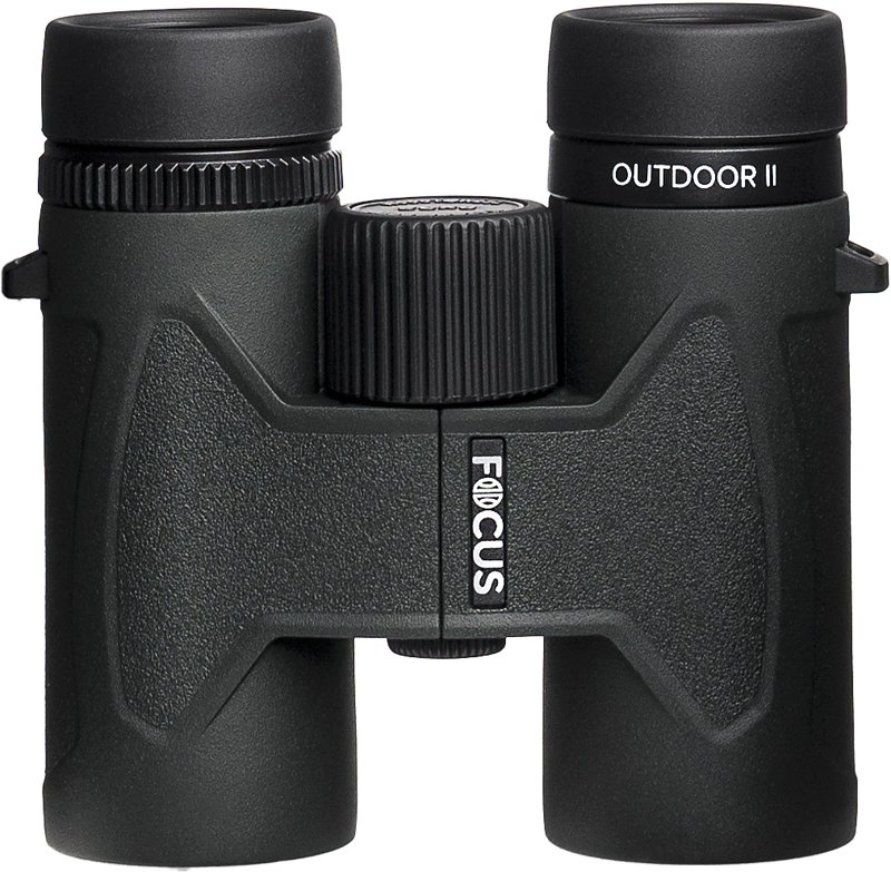 Focus Outdoor II 8x32 -kiikarikiikari, jossa on kuvioidut kahvat ja keskitarkennuspyörä, on kuvattu tavallista taustaa vasten, ja etupuolella on näkyvissä FOCUS-brändinimi ja OUTDOOR II -malli.