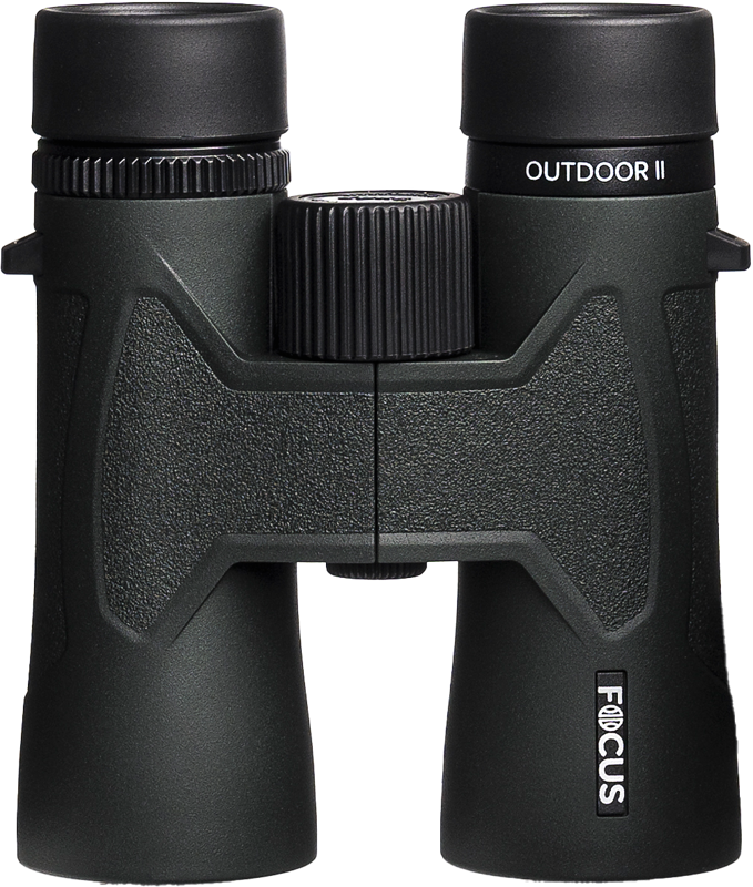 Focus Outdoor II 8x42 -kiikari, jossa on mustat kuvioidut kahvat, OUTDOOR II- ja FOCUS-merkinnät sekä keskitarkennuksen nuppi, näkyy edestä vaaleaa taustaa vasten.