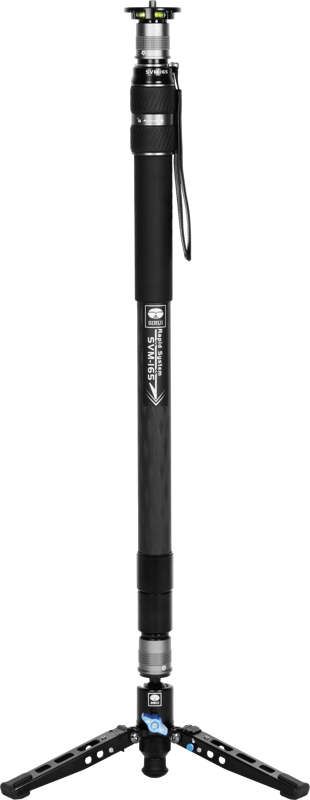 Sirui SVM-165 Rapid System Monopod, jossa on musta viimeistely, pehmustettu kahva, pidennettävät osat, rannehihna ja kokoontaitettava kolmijalka, seisoo pystysuorassa valkoista taustaa vasten.
