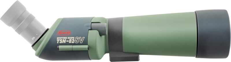 KOWA Spottingscope TSN-82SV:ssä on vihreä ja musta runko, jossa on harmaa kulmikas okulaari valkoisella pohjalla.
