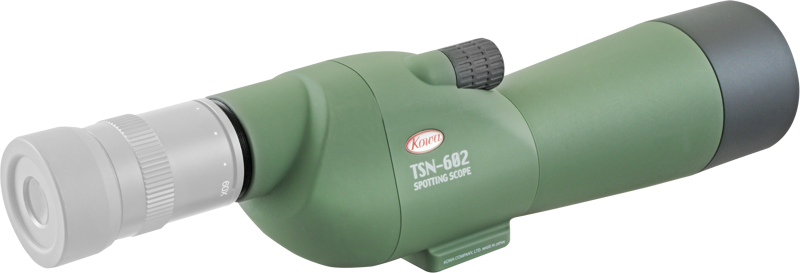 KOWA Spottingscope TSN-602 -kaukoputki, jossa on musta okulaari, hopeinen tarkennusrengas ja näkyvä tuotemerkin logo, näkyy vaalealla taustalla.
