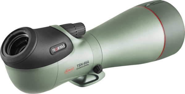 Vihreä KOWA Spottingscope TSN-99A PROMINAR Angled -kaukoputki, jossa on suuri objektiivi, musta okulaari ja punainen korostusrengas, näkyy vinossa vaalealla taustalla.
