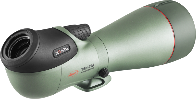 Vihreä KOWA Spottingscope TSN-99A PROMINAR Angled -kaukoputki, jossa on suuri objektiivi, musta okulaari ja punainen korostusrengas, näkyy vinossa vaalealla taustalla.