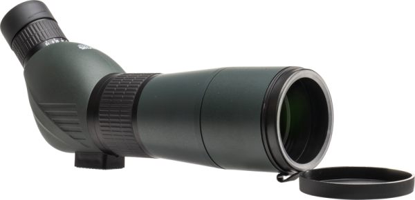 Focus Outdoor 15-45x60 + WF3950 kolmijalka -kiikaritähtäin, jossa on vihreä ja musta muotoilu, kulmikas okulaari ja avoin linssinsuojus, näkyy valkoisella taustalla.