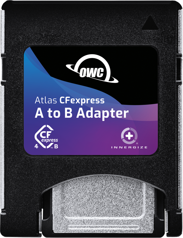 800q-02_127931 OWC CFexpress Atlas Pro R1850/W1700/VPG200 480GB sisältää mustan A-B-sovitinkortin, jossa on sininen ja violetti etiketti, OWC:n logo ja kuvakkeet, jotka osoittavat yhteensopivuuden A- ja B-tyypin CFexpress-korttien kanssa.